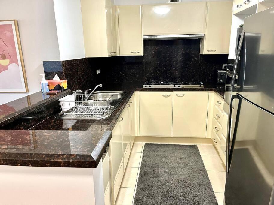 Super Convenient Modern 2 Bedroom 2 Bath Parking * Sydney
