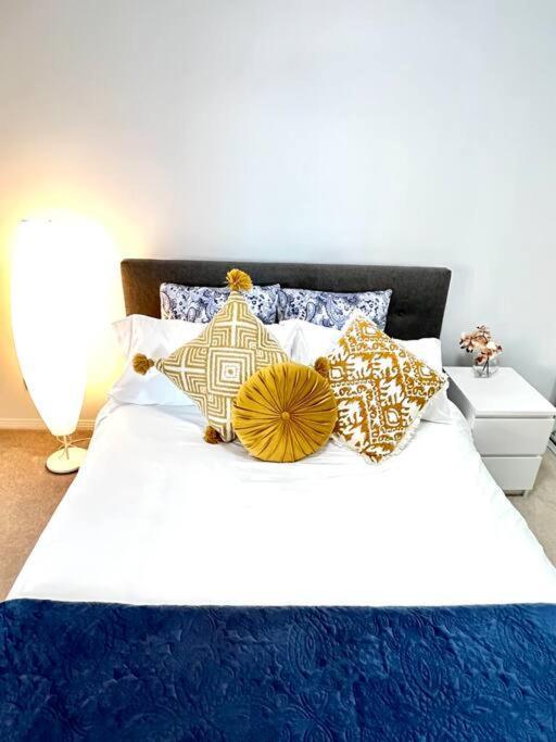Apartment Super Convenient Modern 2 Bedroom 2 Bath Parking *