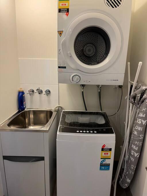 Apartment Super Convenient Modern 2 Bedroom 2 Bath Parking *