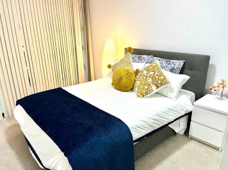 Super Convenient Modern 2 Bedroom 2 Bath Parking Sydney