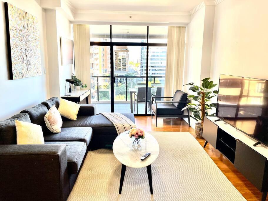 Super Convenient Modern 2 Bedroom 2 Bath Parking * Sydney