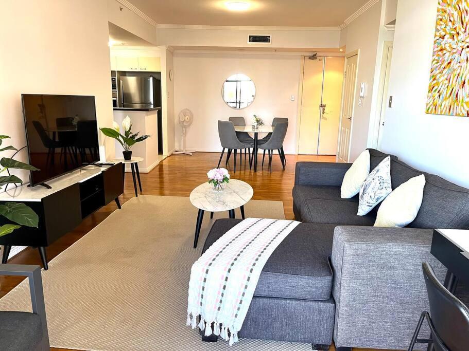 Super Convenient Modern 2 Bedroom 2 Bath Parking *