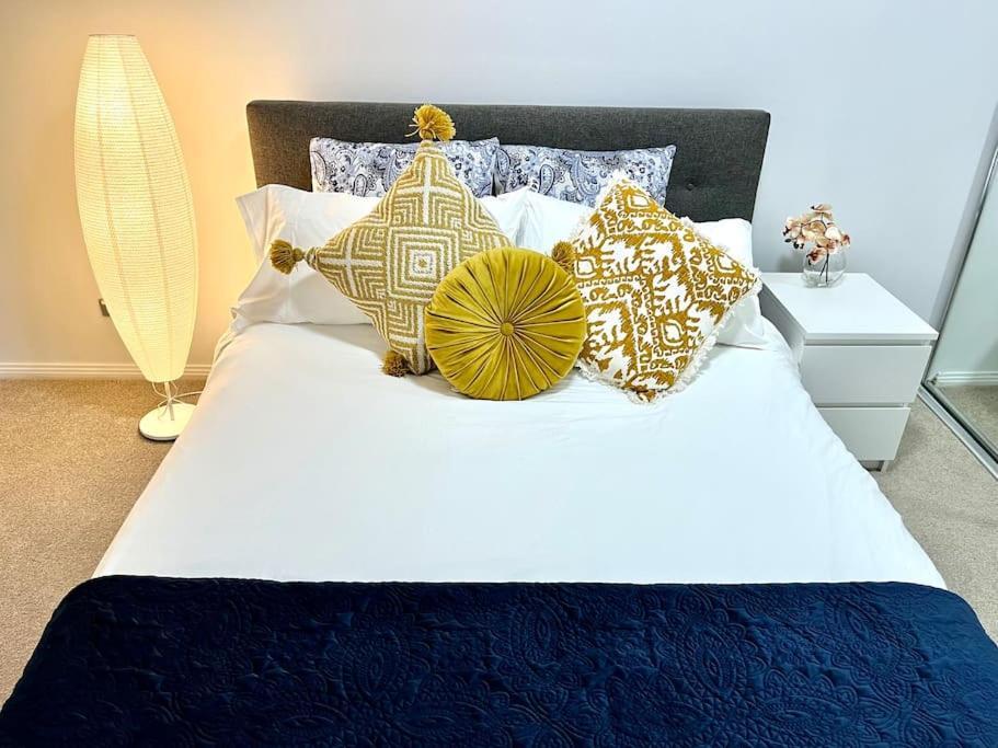 Super Convenient Modern 2 Bedroom 2 Bath Parking * Sydney